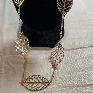 Gold Tone Necklace w/ Leaf Link Details